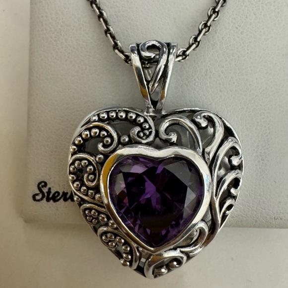 Jewelry - Vintage Heart Pendant Necklace- Silver